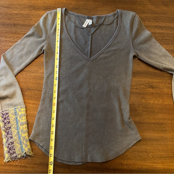 Free People Art School Button Cuff Thermal Green Long Sleeve V-Neck size Small - Picture 7 of 7